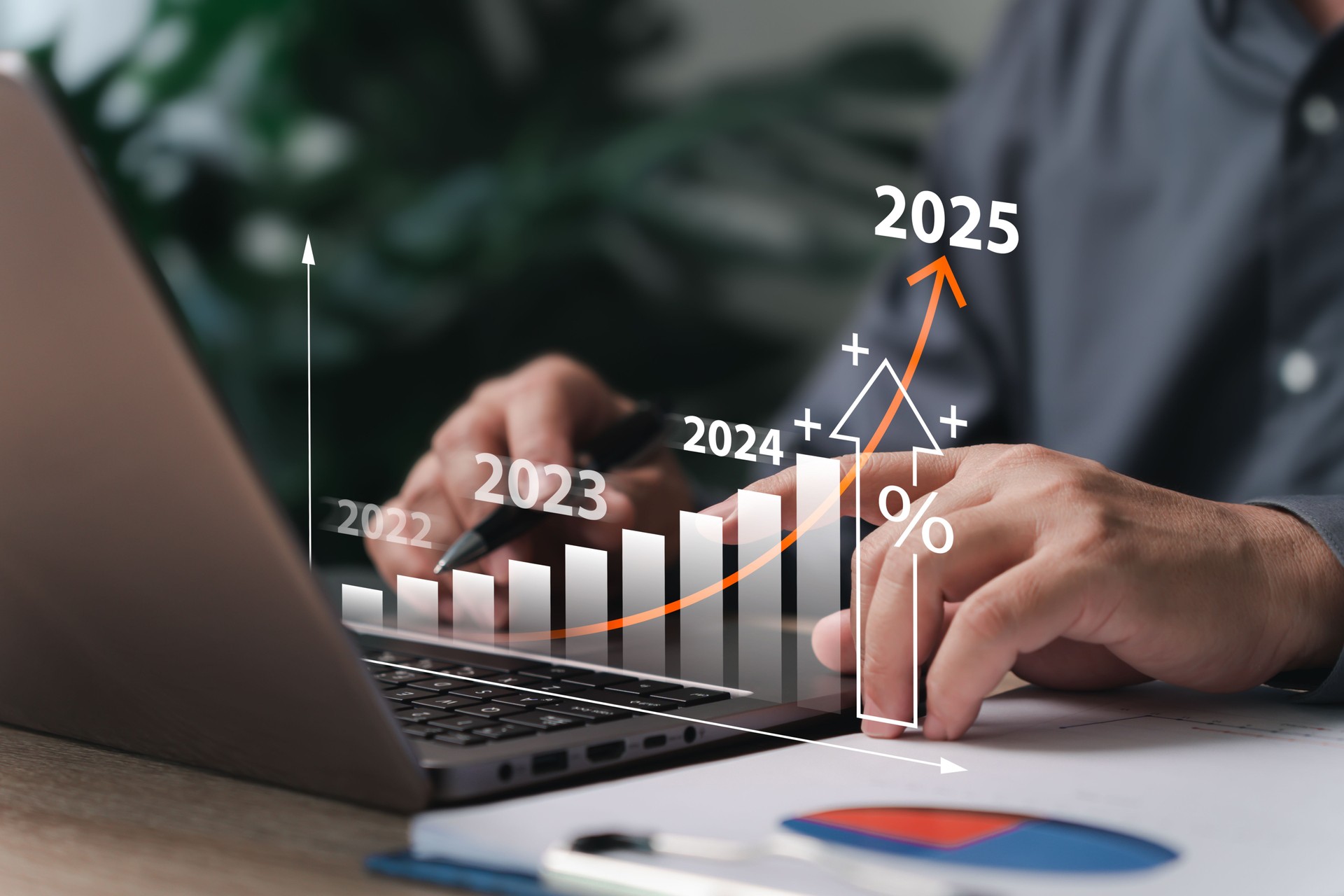 Geschäftszielsetzung und Zielkonzept, Geschäftsmann verwenden Laptop-Plan Finanzanalysediagramm strategisch für das neue Jahr Berechnung von Finanzdaten für langfristige Investitionen.